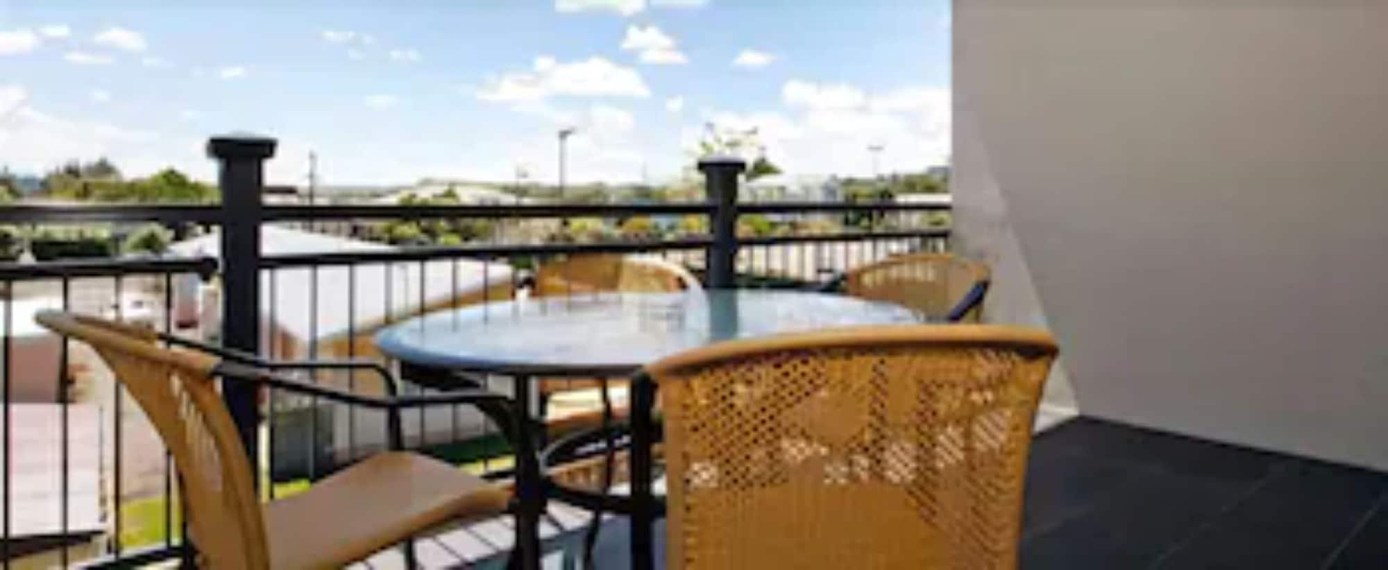 Aotea Motor Lodge Whanganui Exterior foto A balcony at a hotel