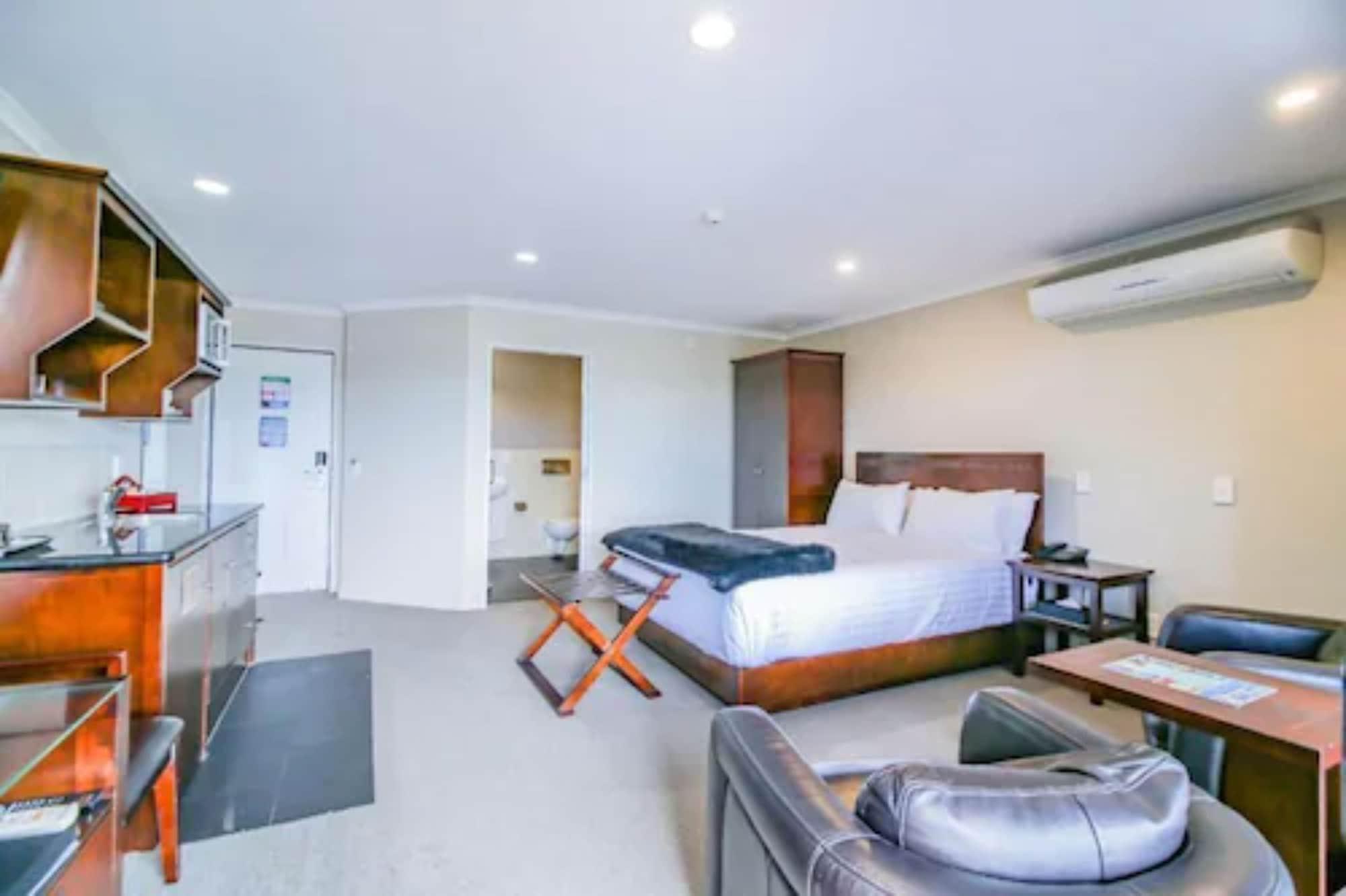 Aotea Motor Lodge Whanganui Exterior foto A typical studio apartment