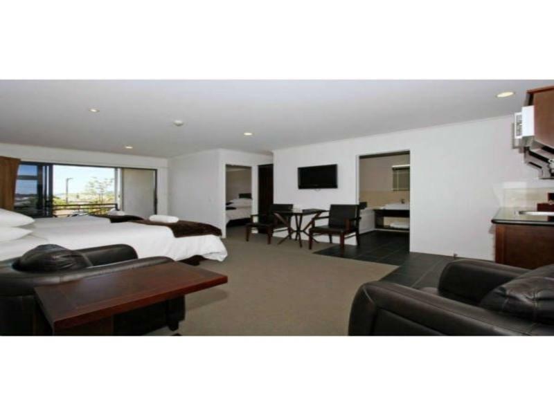 Aotea Motor Lodge Whanganui Exterior foto A suite at the hotel